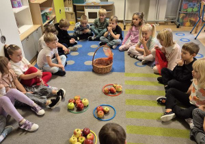 Dzieci liczą jabłka w kółkach