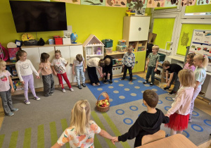 Dzieci przekazują jabłka z rąk do rąk