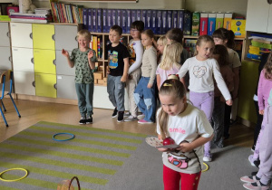 Żaklina pokonuje tor przeszkód z jabłkiem na talerzu