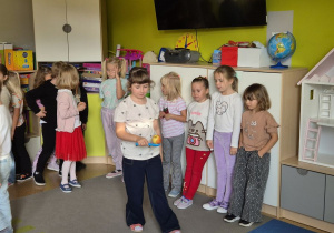 Lilka idzie z jabłkiem na łyżce