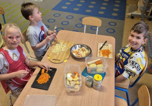 Dzieci kroją warzywa na sałatkę