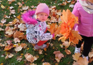 Michasia zbiera liście, a Zuzia trzyma w ręku swój bukiet