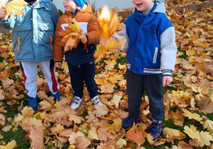 Uśmiechnięci chłopcy prezentują swoje bukiety