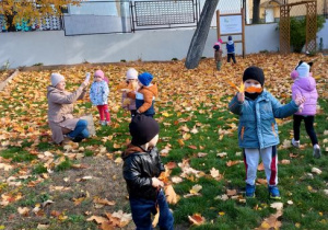 Dzieci biegają po ogrodzie