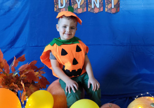 Filip pozuje do zdjęcia