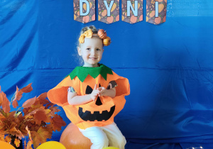 Naomi pozuje do zdjęcia