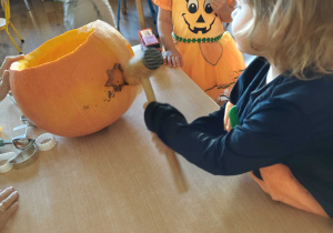 Dzieci robią dyniowy lampion