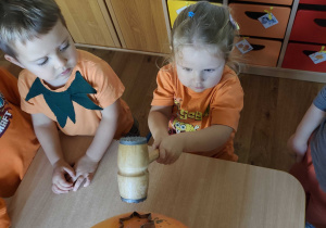 Dzieci robią dyniowy lampion