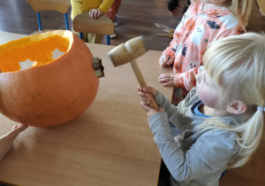 Dzieci robią dyniowy lampion