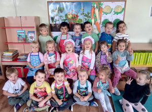 Tuptusie pieką ciasto z owocami