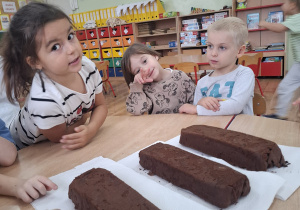 Tuptusie pieką ciasto z owocami