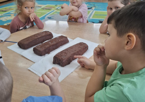 Tuptusie pieką ciasto z owocami