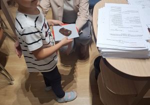 Tuptusie pieką ciasto z owocami