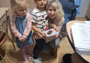 Tuptusie pieką ciasto z owocami