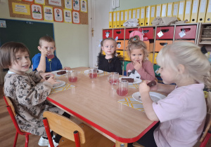 Tuptusie pieką ciasto z owocami