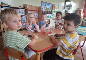 Tuptusie pieką ciasto z owocami