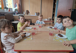 Tuptusie pieką ciasto z owocami