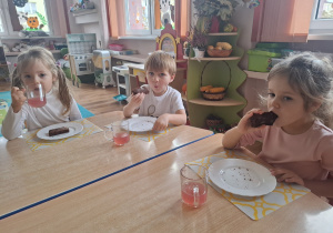 Tuptusie pieką ciasto z owocami