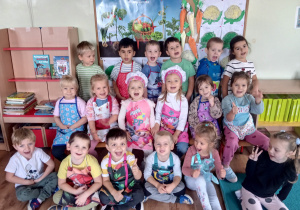 Tuptusie pieką ciasto z owocami