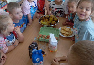 Tuptusie pieką ciasto z owocami
