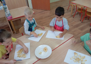 Tuptusie pieką ciasto z owocami