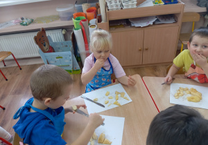 Tuptusie pieką ciasto z owocami