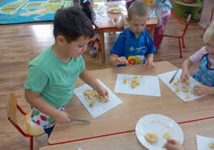 Tuptusie pieką ciasto z owocami