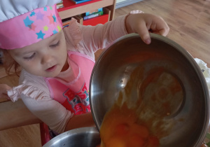 Tuptusie pieką ciasto z owocami