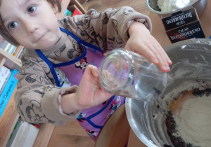 Tuptusie pieką ciasto z owocami