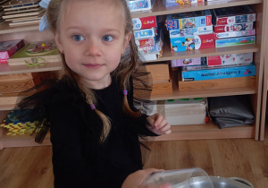 Tuptusie pieką ciasto z owocami