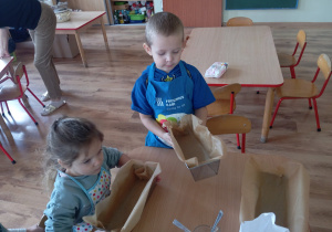 Tuptusie pieką ciasto z owocami