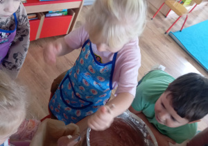 Tuptusie pieką ciasto z owocami