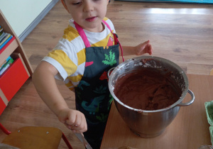 Tuptusie pieką ciasto z owocami