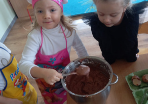 Tuptusie pieką ciasto z owocami