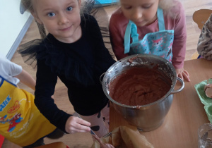 Tuptusie pieką ciasto z owocami