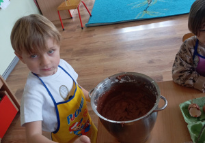 Tuptusie pieką ciasto z owocami