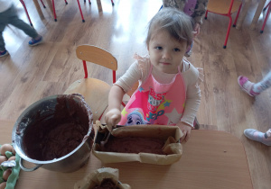 Tuptusie pieką ciasto z owocami