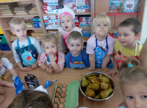 Tuptusie pieką zdrowe ciasto z owocami