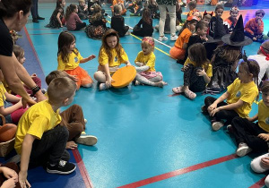 Zabawa "Podaj krążek"