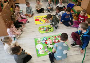 Montessoriaki wykonują plakaty o zdrowych produktach żywnościowych