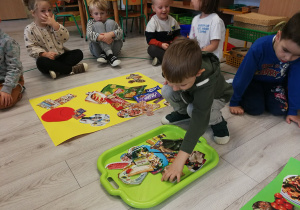 Montessoriaki wykonują plakaty o zdrowych produktach żywnościowych