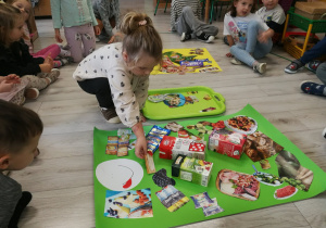 Montessoriaki wykonują plakaty o zdrowych produktach żywnościowych