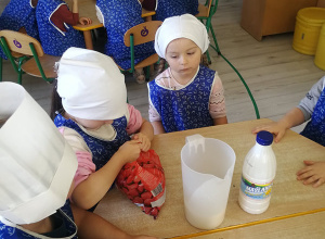 Koktajl owocowy w wykonaniu Montessoriaków