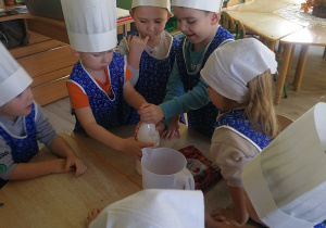 Montessoriaki wykonują koktajl owocowy