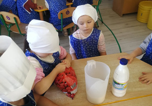 Montessoriaki wykonują koktajl owocowy