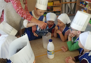 Montessoriaki wykonują koktajl owocowy