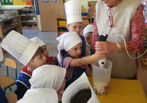 Montessoriaki wykonują koktajl owocowy