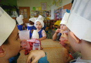 Montessoriaki wykonują koktajl owocowy