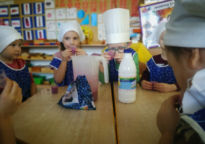 Montessoriaki wykonują koktajl owocowy