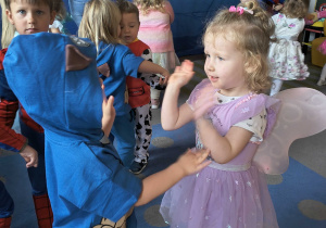 Dzieci tańczą w parach